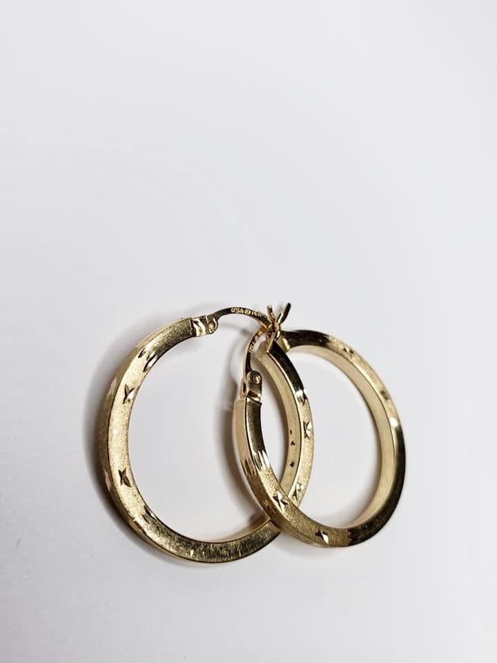 Solid 14K Gold Estrella Hoop Earrings